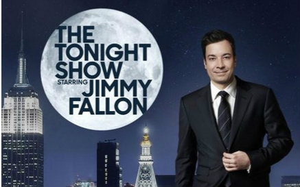 现任主持人为jimmy fallon. 相关和热点